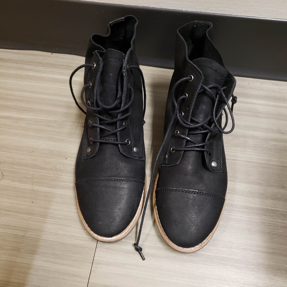 NEVER WORN Booties